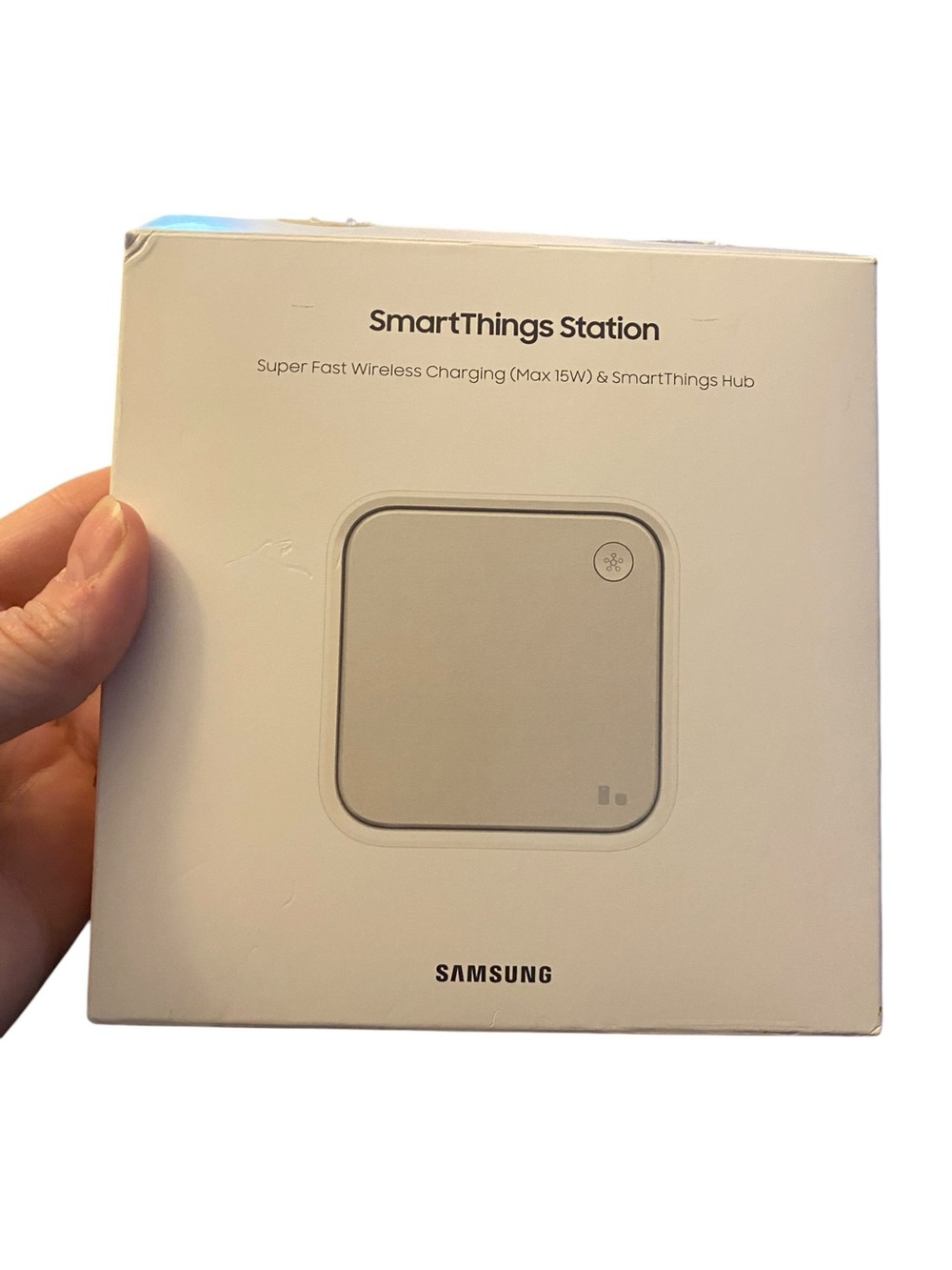 Samsung SmartThings Station EP-P9500 smart home hub and a 15W wireless charger.